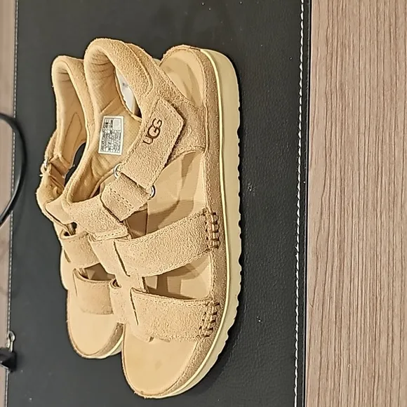 NWT UGG Goldenstar Strap Sandals (2Y)