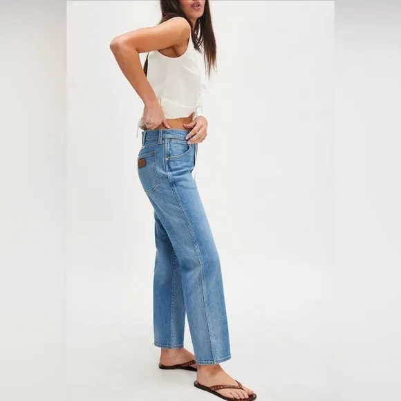 *NWT* Wrangler Sunset Mid-Rise Straight-Leg Jeans in Baby Blue, Size 29x29