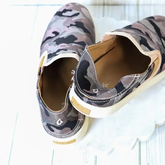 Olu Kai Size 8.5 Pehuea Pa'i camouflage canvas slip on loafer sneaker womens