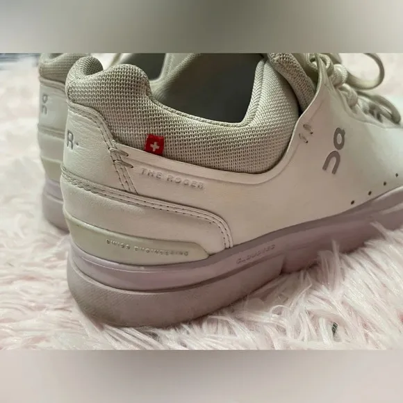 On Cloud The Roger Advantage White Pink CloudTech Lace Up Sneakers Size 9