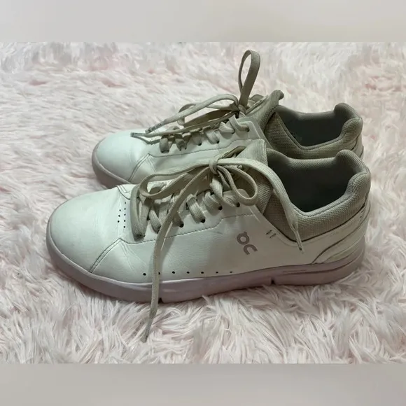 On Cloud The Roger Advantage White Pink CloudTech Lace Up Sneakers Size 9