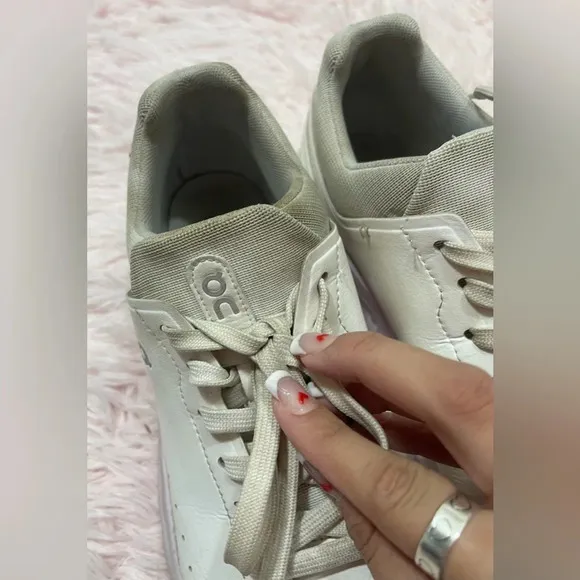 On Cloud The Roger Advantage White Pink CloudTech Lace Up Sneakers Size 9