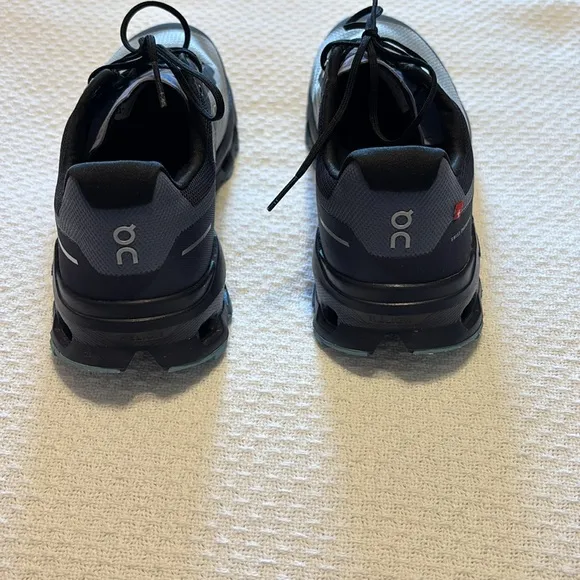On CloudVista Sneakers in Navy/Wash size 10