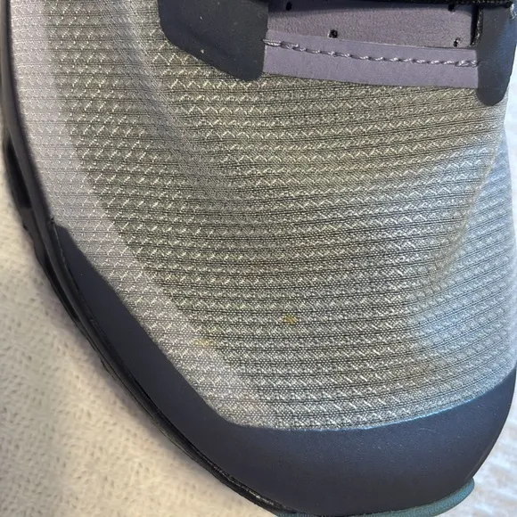 On CloudVista Sneakers in Navy/Wash size 10