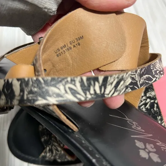 Patricia Nash Fidella Flat Sandals, Sunflower Blk/Wht Sz 9