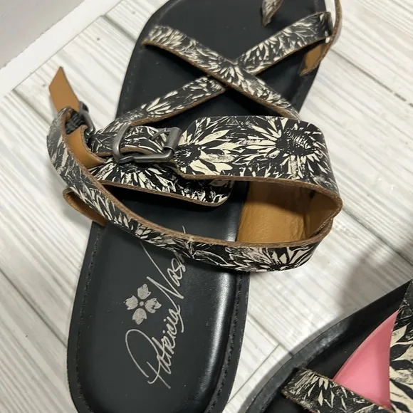 Patricia Nash Fidella Flat Sandals, Sunflower Blk/Wht Sz 9