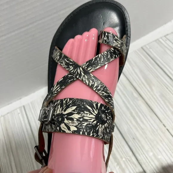 Patricia Nash Fidella Flat Sandals, Sunflower Blk/Wht Sz 9