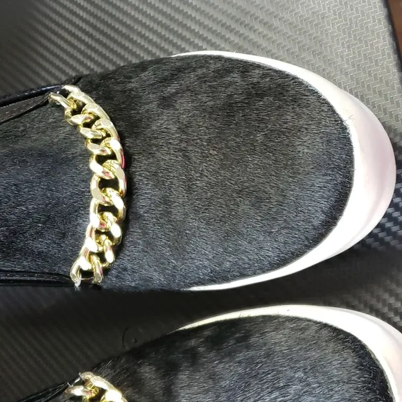 Report Signature chic flat with faux animal hair and gold chain accessories