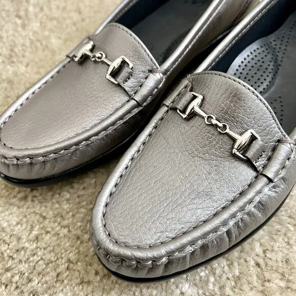 SAS Metro Slip On Loafer Shoes Womens Sz 7.5 Slim Narrow Loafers Pewter Silver