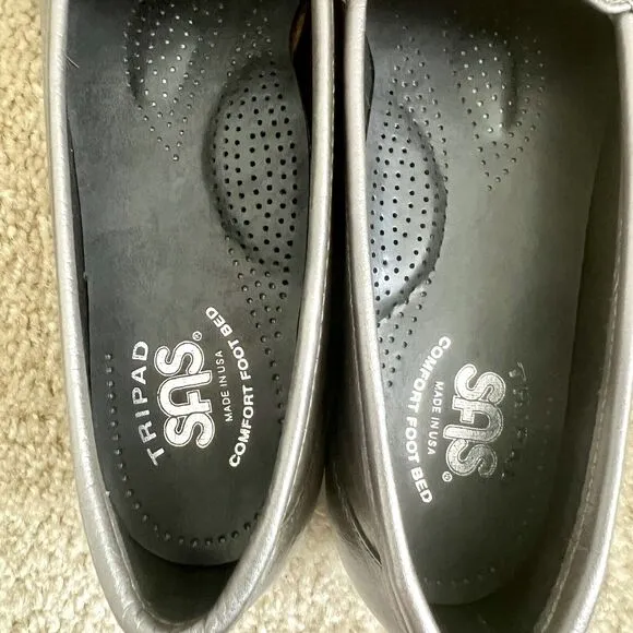 SAS Metro Slip On Loafer Shoes Womens Sz 7.5 Slim Narrow Loafers Pewter Silver