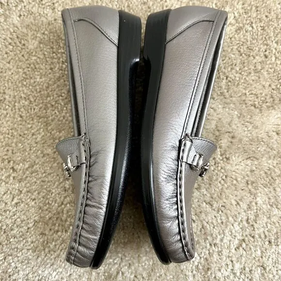 SAS Metro Slip On Loafer Shoes Womens Sz 7.5 Slim Narrow Loafers Pewter Silver