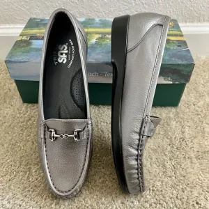 SAS Metro Slip On Loafer Shoes Womens Sz 7.5 Slim Narrow Loafers Pewter Silver