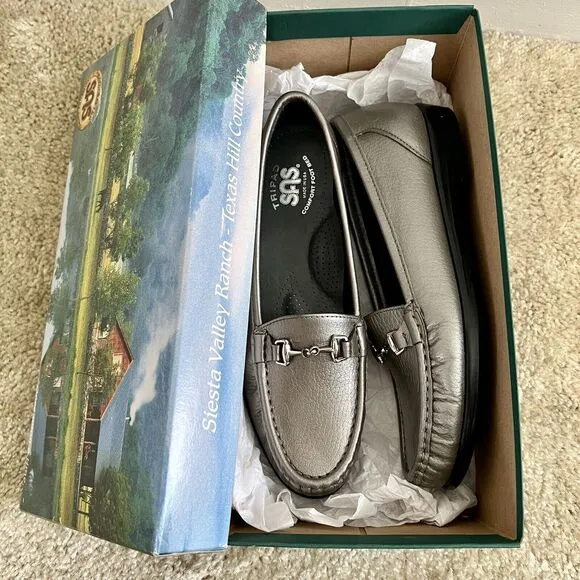 SAS Metro Slip On Loafer Shoes Womens Sz 7.5 Slim Narrow Loafers Pewter Silver