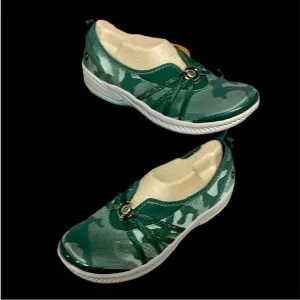 size 9.5 Bzees Niche green camouflage flats
