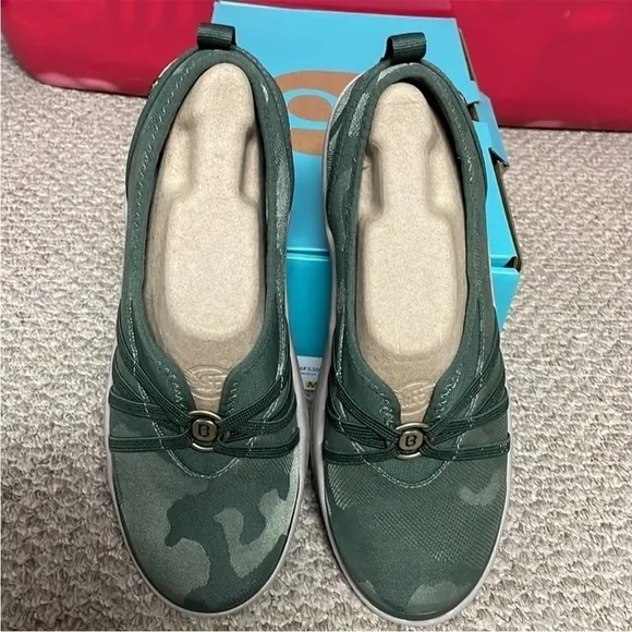 size 9.5 Bzees Niche green camouflage flats