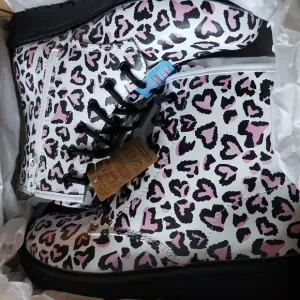 SKECHERS High Top Boots with hearts size 3
