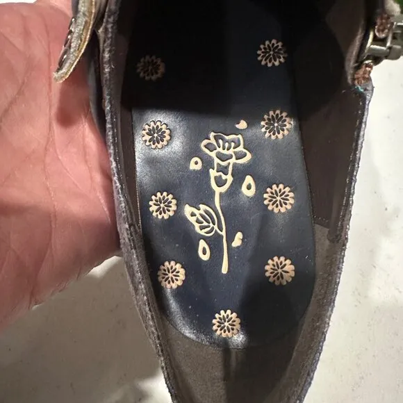SOFFIA | GREY EMBOSSED FLORAL BUCKLE GENUINE LEATHER BOOTIE MID HEEL LOAFERS