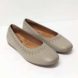 SoftWalk Selma Flats, Grey Nubuck, Women's 6.5 Wide