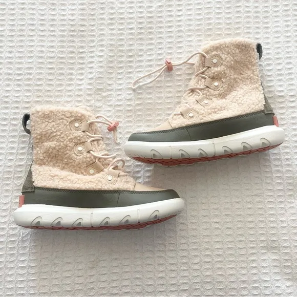 SOREL explorer next youth boots size 5 NWOB