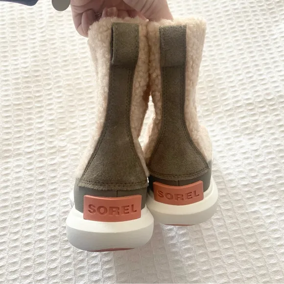 SOREL explorer next youth boots size 5 NWOB