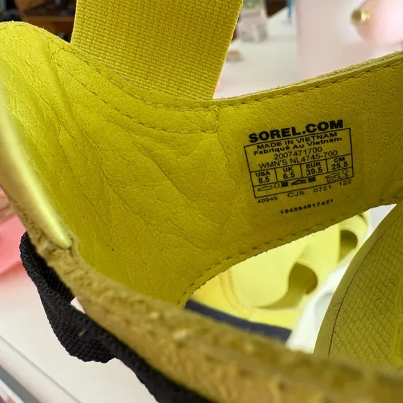Sorel Neon Green Bandage Strappy Sandal Size 8.5