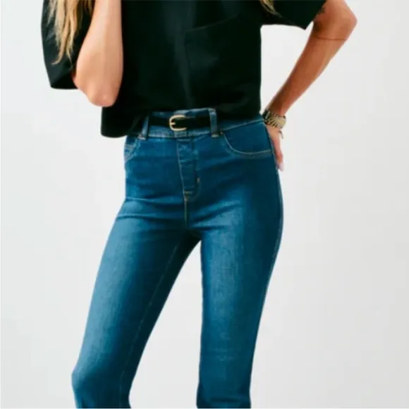 SPANX Shape EveryWear Flare Jeans In Blue Rear Pockets Stretchy Shaping SZ M