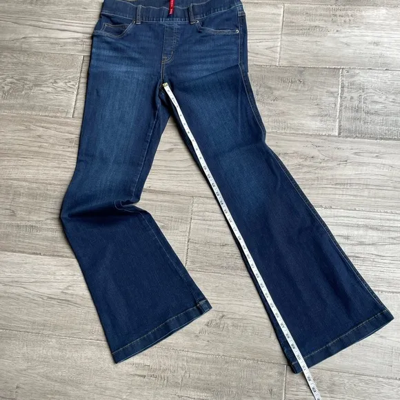 SPANX Shape EveryWear Flare Jeans In Blue Rear Pockets Stretchy Shaping SZ M