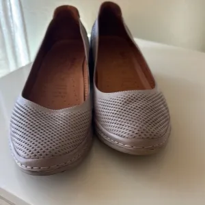 Spring Step Pink and Tan Flats with Textured Pattern