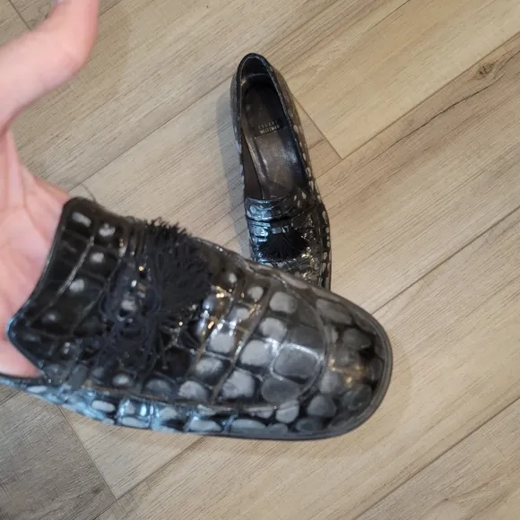 STUART WEITZMAN BLACK CROC TASSLE LEATHER LOAFERS SIZE 7.5