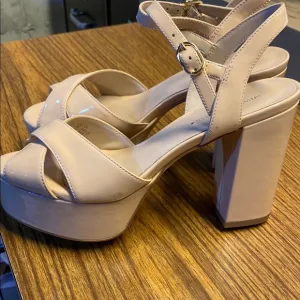 STUART WEITZMAN Cross Strap Sandals.  Beige color.  Sz 7.  No box