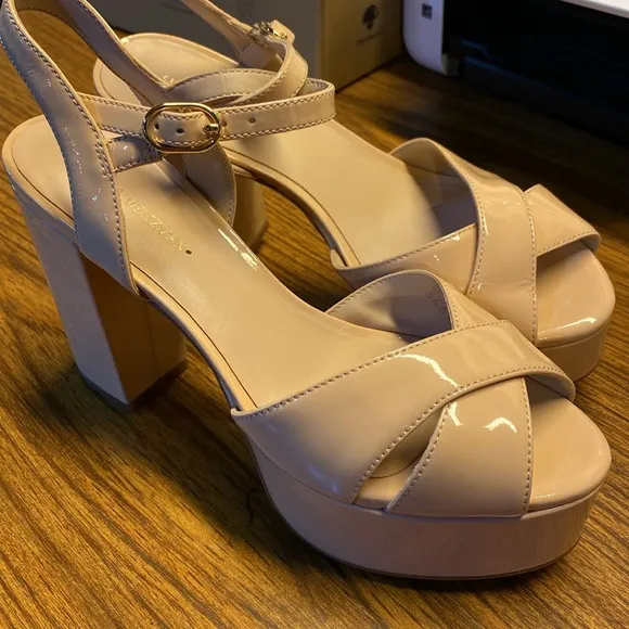 STUART WEITZMAN Cross Strap Sandals.  Beige color.  Sz 7.  No box