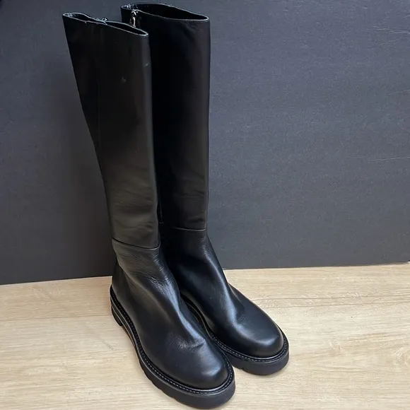 STUART WEITZMAN Mila - Leather flat high boots with round tip 35, Size 8