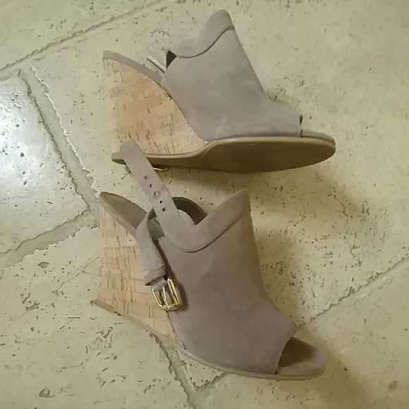 Stuart Weitzman sandals in Beige.