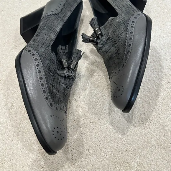 Stuart Weitzman Women’s Black &amp; Gray Heels Brogue Loafers Tassel Accent sz 8.5