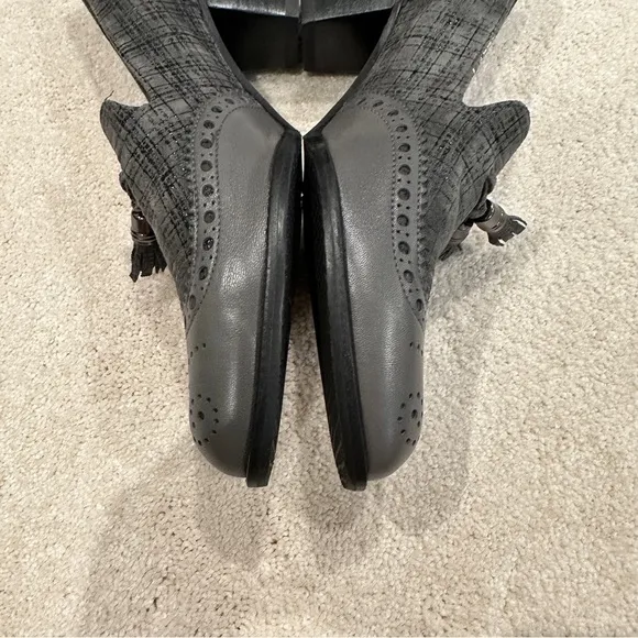 Stuart Weitzman Women’s Black &amp; Gray Heels Brogue Loafers Tassel Accent sz 8.5