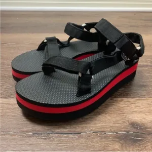 Teva flat form universal strap platform sandals 9
