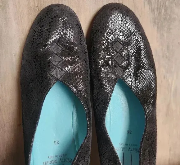 Thierry Rabotin Women's Grace Black Florida Print Leather Flats Size 6