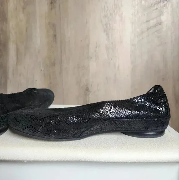Thierry Rabotin Women's Grace Black Florida Print Leather Flats Size 6