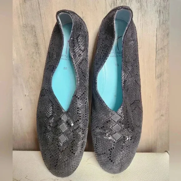 Thierry Rabotin Women's Grace Black Florida Print Leather Flats Size 6