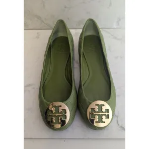 Tory Burch leather Reva Quinn Green Quilted flats gold logo medallion size 7
