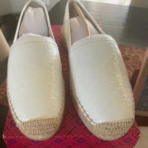 Tory Burch t monogram patent Espadrilles in gardenia, BNIB,msrp$268