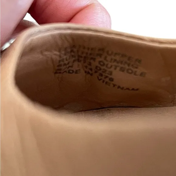 Tory Burch Tan Leather Flats with Gold Medallion size 6M Great used