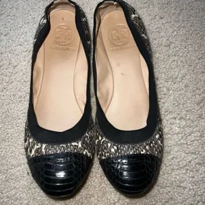 Tory Burch Snake Cap Toe Flats Size 7.5