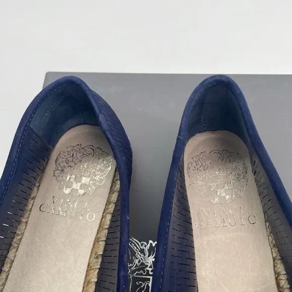 UEC Vince Camuto Navy blue leather flat loafer style espadrilles in box size 7