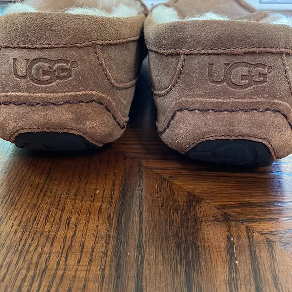 Ugg Loafers Shoes  Fit a 9 1/2 Says Size 10