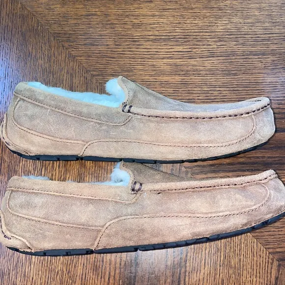 Ugg Loafers Shoes  Fit a 9 1/2 Says Size 10