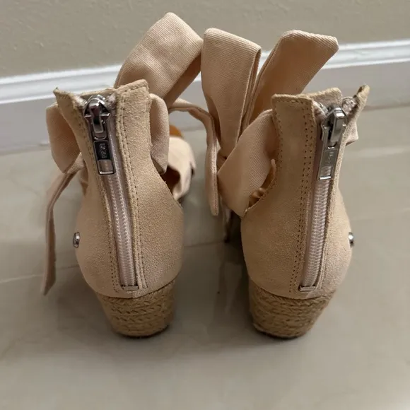 UGG Women's Size 7.5 YARROW SANDALS BEIGE