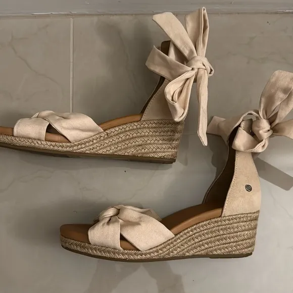 UGG Women's Size 7.5 YARROW SANDALS BEIGE