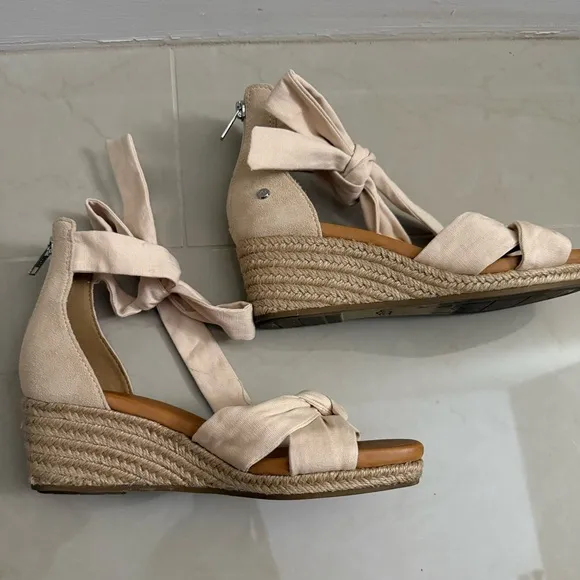 UGG Women's Size 7.5 YARROW SANDALS BEIGE