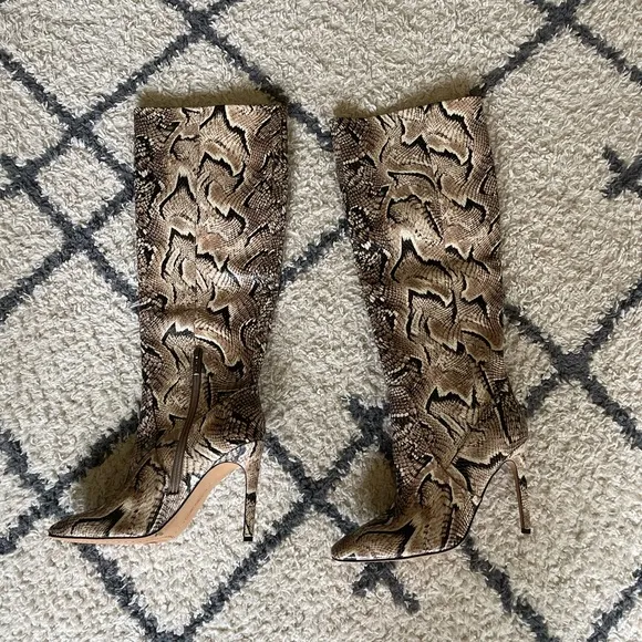 VINCE CAMUTO Fendels Snakeskin Leather Upper Knee High Boots